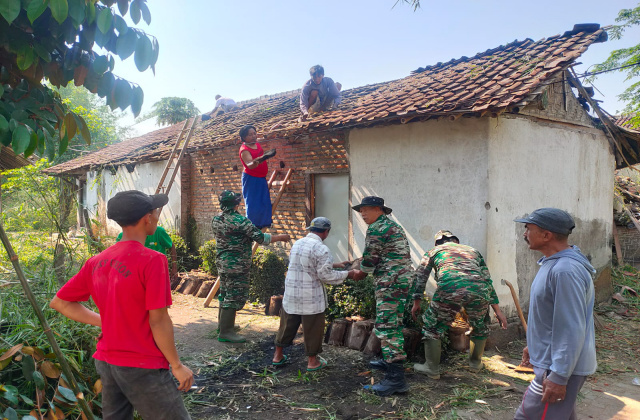 Gerak Cepat Anggota Posramil Jambesari Bantu Warga Terdampak