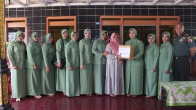 Persit Kodim 0826 Pamekasan Sambangi Keluarga Prajurit Yang Sakit