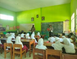 Datangi Pelajar Sekolah Dasar, Satlantas Bondowoso Kenalkan Sosok Polisi Lebih Dekat