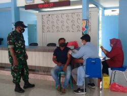 Babinsa Desa Karangmulyo Melaksanakan Pendampingan Vaksinasi