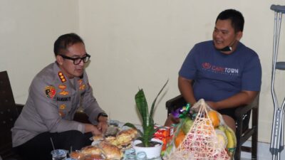 Kapolresta Denpasar Jenguk Personel Unit Lantas Polsek Denpasar Timur Yang Sakit Sambil Berikan Motivasi Dan Semangat