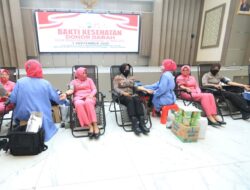 Polwan Polda Jatim Gelar Donor Darah, Baksos dan Goes To School