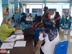 Babinsa Koramil 0825/07 Cluring Melaksanakan Giat Monitoring dan Pendampingan Badan Imunisasi Anak Nasional (BIAN) Kecamatan Cluring Banyuwangi