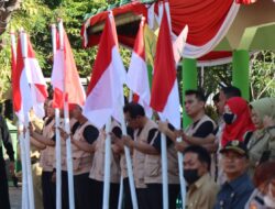 Wakapolres Bondowoso bersama Forpimda Membagikan 1000 Bendera