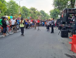 Siarkan Kirab Merah Putih Dengan Videotron, Polda Jatim Hibur Masyarakat di CFD Taman Bungkul Surabaya