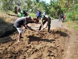 Babinsa Koramil Klabang Bersama Masyarakat Binaannya Perbaiki Jalan dan Pembuatan Parit
