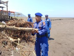 Tanggap Bencana, Satpolairud Polres Jember Lakukan Mitigasi Banjir Rob