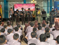 Personel Batalyon B Pelopor Komsos di SMKN 6 Malang
