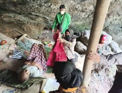 Polsek Lawang Lakukan Evakuasi Terhadap Seorang Kakek Yang Tinggal Seorang Diri di Gua