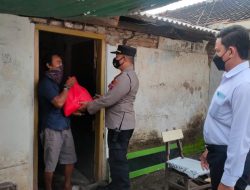 Polisi di Banyuwangi Berbagi Sembako untuk Warga Pasca Penyesuaian Harga BBM