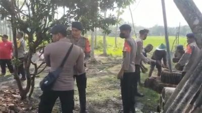 Tanggap Bencana, Satbrimob Polda Jatim Gelar Bhaksos di Lokasi Terdampak Puting Beliung