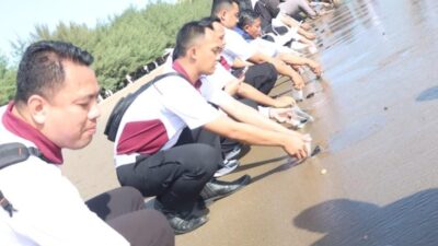Aksi Peduli Lingkungan, Polres Blitar Tanam Puluhan Ribu Mangrove dan Lepas Tukik ke Pantai