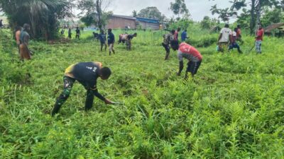 Satgas Yonif Raider 514/SY/9/2 Kostrad, Menggelar Aksi Jum’at Bersih Bersama Warga