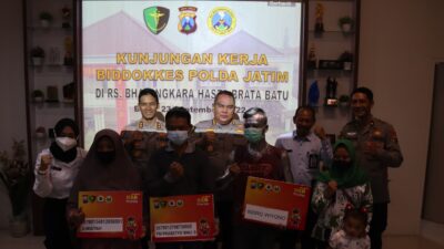 Kabiddokkes Polda Jatim Berikan Progam Kartu Bhayangkara Prioritas dan Home Visite Pasien
