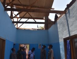 Polres Bondowoso Membantu Warga yang Terkena Dampak Angin Puting Beliung