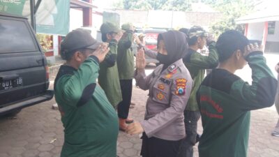 Persiapan Pengamanan Pilkades Serentak, Polwan Polres Situbondo Latih Linmas