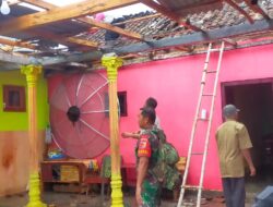 Danpos Sumber Wringin Dan Anggota Bantu Masyarakat Pasca Bencana Angin Puting Beliung