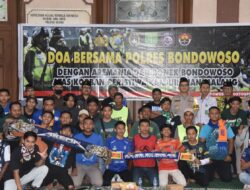 Polres Bondowoso Bersama Bonek dan Aremania Bersatu, Mendoakan Korban Tragedi Kanjuruhan Malang