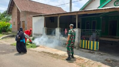 Waspada Demam Berdarah, Babinsa Koramil Tamanan Dampingi Petugas Puskesmas Laksanakan Fogging