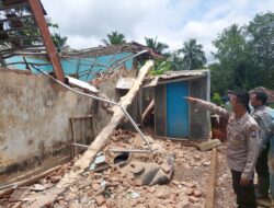 Gerak Cepat Polres Jember Dirikan Tenda Darurat, Tangani Gedung Sekolah Amruk Akibat Diterjang Angin