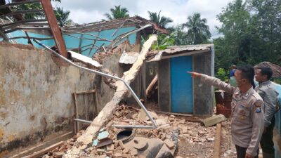 Gerak Cepat Polres Jember Dirikan Tenda Darurat, Tangani Gedung Sekolah Amruk Akibat Diterjang Angin