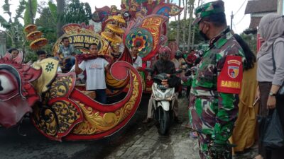 Kawal Pawai Budaya, Wujud Kedekatan Babinsa Koramil Sukosari Dengan Siswa SMK