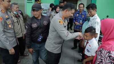 Dua Kapolres Di Malang Berikan Beasiswa Kepada Anak Korban Insiden Stadion Kanjuruhan