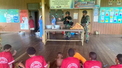 Satgas Yonif Raider 514/SY/9/2 Kostrad Pelopori Home Industri Bagi Warga Papua