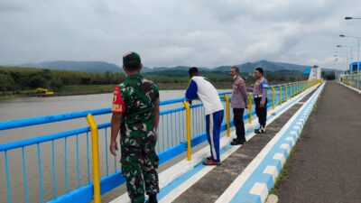 Antisipasi Banjir, Babinsa Koramil Tapen Cek Debit Air Bendungan Sampean Baru