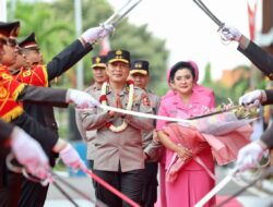 Suasana Haru Saat Tradisi Pedang Pora Mengiringi Pelepasan Irjen Pol Nico Afinta
