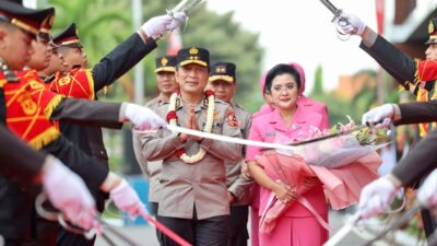 Suasana Haru Saat Tradisi Pedang Pora Mengiringi Pelepasan Irjen Pol Nico Afinta