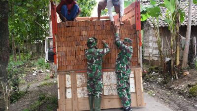Angkat Material Batu Bata Juga Dilakoni Babinsa Botolinggo