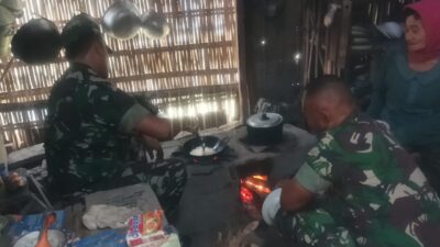 Jalin Keakraban, Babinsa Koramil Tapen Masak dan Makan Bersama dengan Warga
