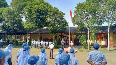 Babinsa 0822/11 Tapen Jadi Irup, Upacara Hari Senin dan Berikan Motivasi