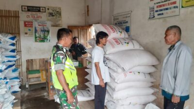 Peduli Petani, Babinsa Koramil Pujer Melaksanakan Pengecekan Harga Pupuk