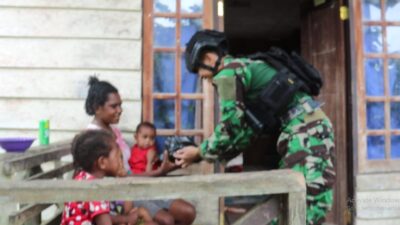 Pos Kotis Satgas Satuan Organik Yonif Raider 514/SY Sidak Masyarakat Kampung Ginid