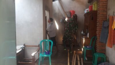 Selalu Ada Bersama Rakyat, Babinsa Serda Alamudin Bantu Renovasi Rumah Warga