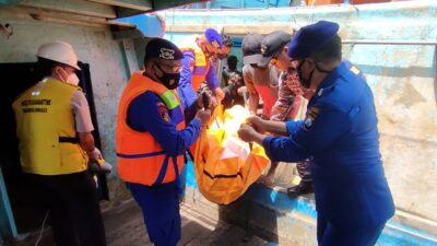 Sat Polairud Polres Probolinggo Evakuasi Jenazah ABK Asal Rembang