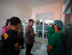 Kapolri Mengunjungi Korban Gempa di RS Bhayangkara Cianjur