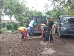Babinsa Tlogosari Dan Masyarakat Bergotong Royong Perbaiki Jalan Rusak