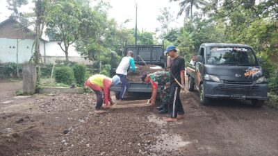 Babinsa Tlogosari Dan Masyarakat Bergotong Royong Perbaiki Jalan Rusak