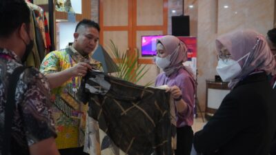 Gunakan Teknik Ecoprint, Fashion Lokal Asal Bogor Berhasil Mendunia