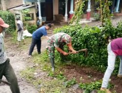 Babinsa Pakem Bersama Warga Gotong Royong Bersihkan Jalan