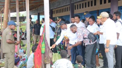 Bukti Kasih ke Masyarakat Kenyam, Dansatgas Yonif R 514/SY Mendampingi Bupati Nduga Turun ke Jalanan