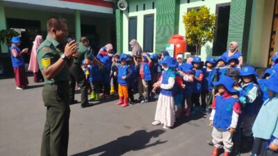 TK Insan Cendekia Bersama Guru Berkunjung ke Kodim 0822 Bondowoso, Untuk Mengenal TNI Sejak Dini