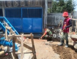 Babinsa Pakisan Demi Keakraban dengan Warga Binaanya, Bantu Pasang Pipa Saluran Air PDAM