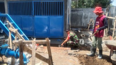 Babinsa Pakisan Demi Keakraban dengan Warga Binaanya, Bantu Pasang Pipa Saluran Air PDAM