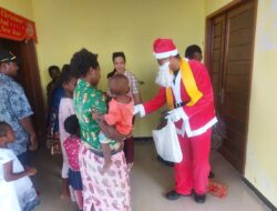 Ikut Meramaikan Perayaan Natal di Kenyam, Satgas Yonif R 514 Kostrad Berbagi