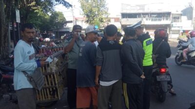 Ajak Masyarakat Patuhi Prokes, Polres Bondowoso Berbagi Masker Gratis