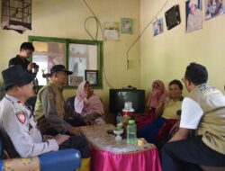 Tim Konselor Polres Bondowoso Berkomunikasi dan Mendengarkan Keluhan yang Dialami Korban Puting Beliung